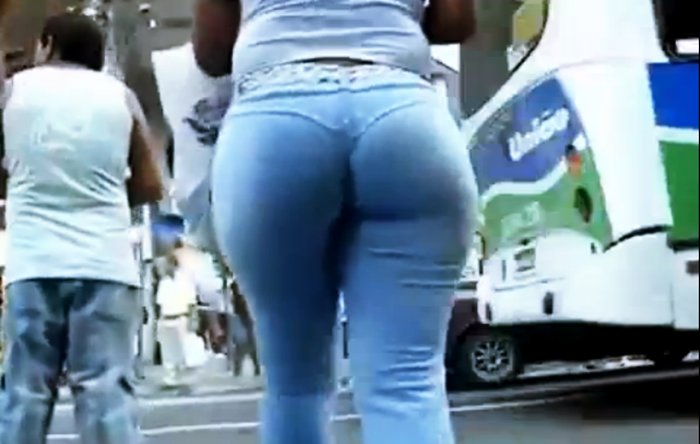 Видео Женщины с большой попой в джинсах на улице